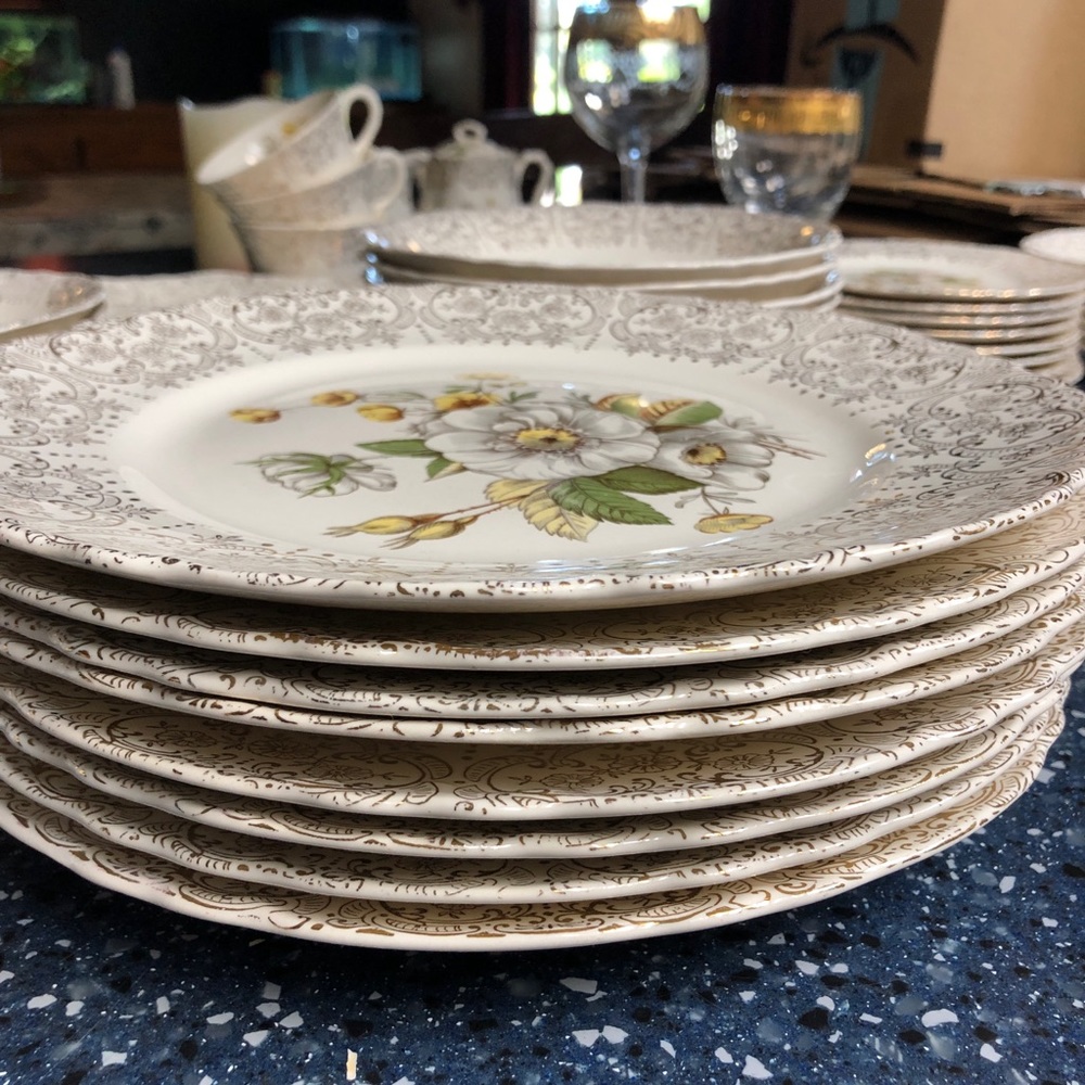 Royal Monarch Antique/Vintage Dinnerware - Picture 5 of 8